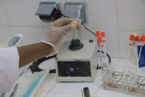 MANIPULATION D'UN AGENT DU LABORATOIRE DE BACTERIOLOGIE