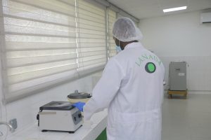 MANIPULATION AU LABORATOIRE DE PARASITOLOGIE. INSTRUMENT CENTRIFUGEUSE