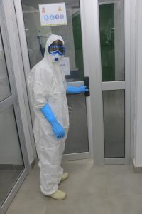 AGENT AU NIVEAU DE LA SALLE D'AUTOPSIE