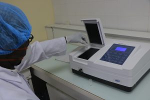 INTRODUCTION D'UN ECHANTILLON DANS LE SPECTROPHOTOMETRE A UV VISIBLE