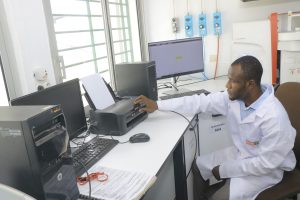 LE CHEF DE SERVICE DE CHIMIE AU POSTE DE TRAITEMENT DES DONNÉES