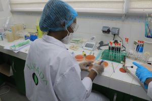 MANIPULATION D'UN AGENT DU LABORATOIRE DE BACTERIOLOGIE