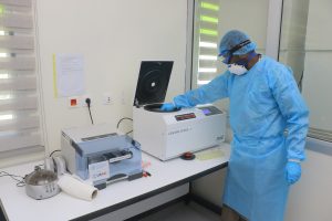 MANIPULATION SUR UNE CENTRIFUGEUSE LABORATOIRE DE VIROLOGIE