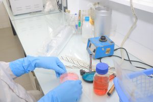 OPERATION DE REPARTITION UNIFORME DU MILIEU DANS LA BOITE DE PETRI