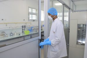 UN AGENT A L'ENTREE DE LA SALLE D'ENSEMENSEMENT