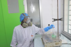 UN AGENT A UN POSTE DE DOSAGE CHIMIQUE