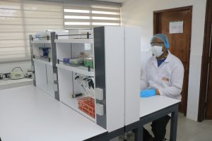 SALLE DE SÉROLOGIE AU LABORATOIRE DE BACTÉRIOLOGIE
